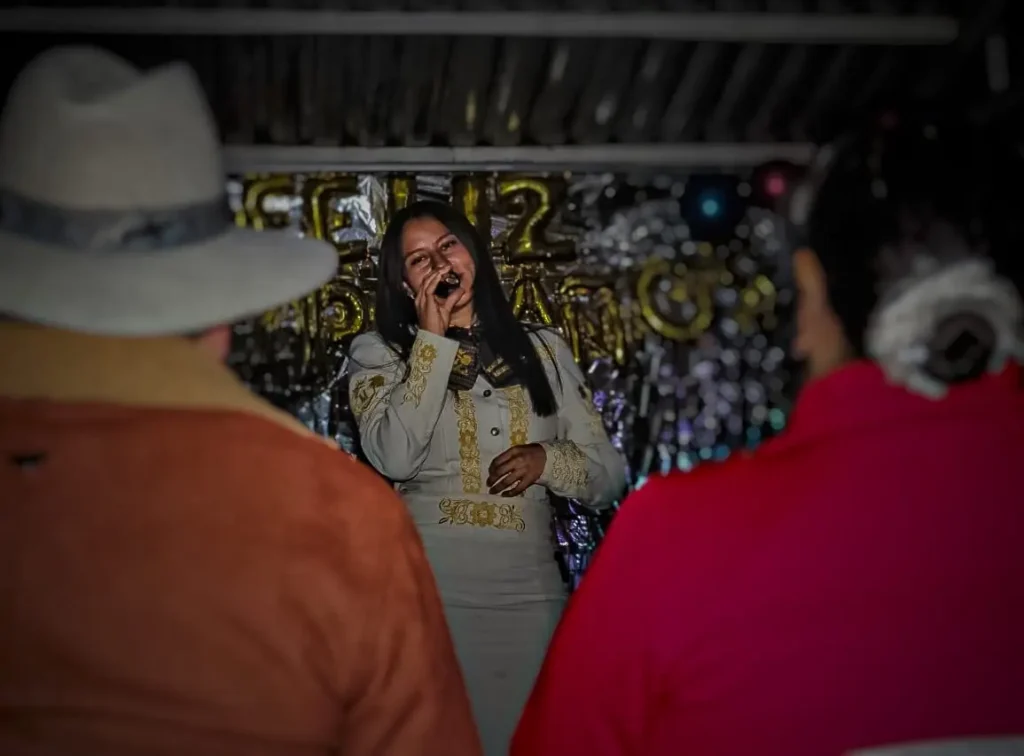 Cantante de mariachi fernandez interpretando canciones en una serenata en soacha